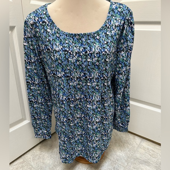 NWOT Pretty Floral Top - Picture 2 of 8